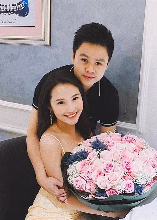 Đầu năm 2019, cặp đôi vướng tin đồn chia tay sau khi xóa ảnh bên nhau trên trang cá nhân. Ảnh: FBNV