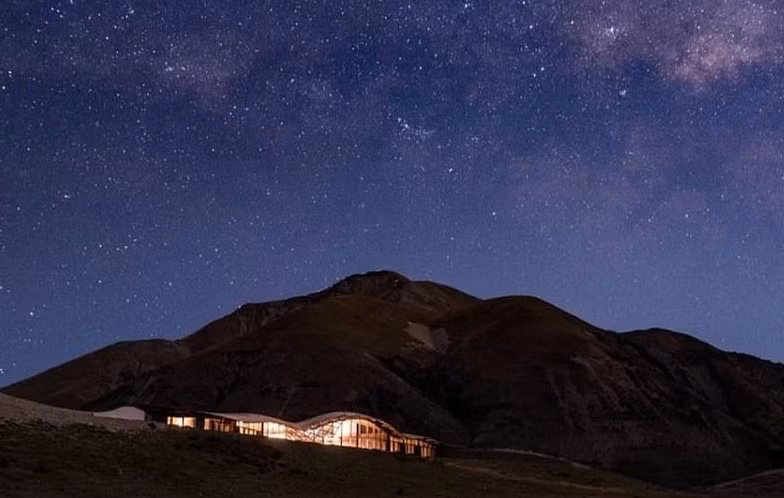 Vì ở vị trí trung tâm của hòn đảo phía Nam, bầu trời tại đây rất trong xanh và rộng lớn. Ban đêm, hàng triệu ngôi sao lấp lánh dường như xuất hiện trước mắt bạn, mang đến cho du khách một trải nghiệm khó quên.