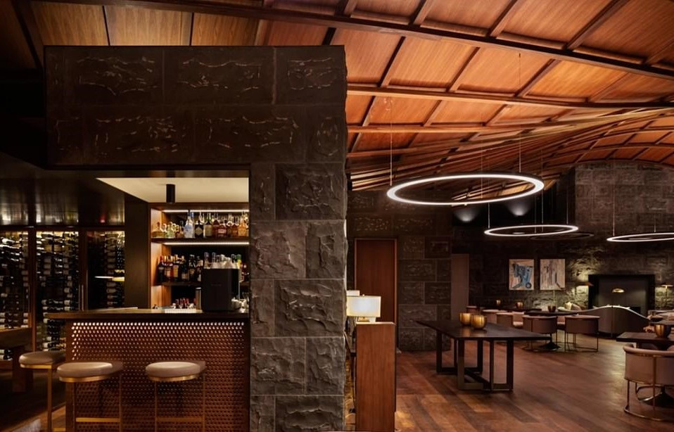 Quán bar của khách sạn được xây dựng với không gian rộng rãi cho du khách thoải mái thư giãn sau một ngày khám phá những địa điểm tuyệt đẹp ở xung quanh.