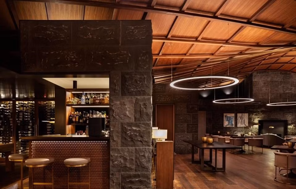 Quán bar của khách sạn được xây dựng với không gian rộng rãi cho du khách thoải mái thư giãn sau một ngày khám phá những địa điểm tuyệt đẹp ở xung quanh.