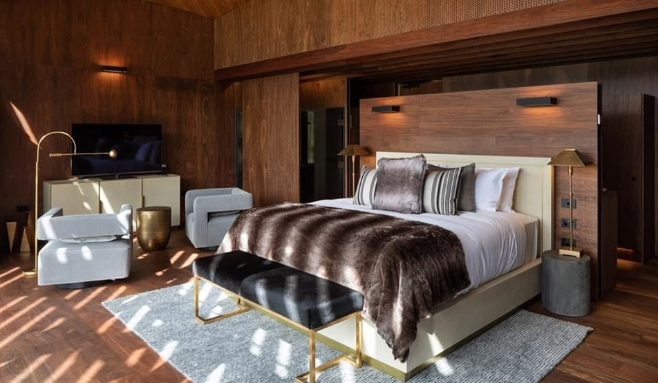 Mỗi căn phòng đều được thiết kế nội thất hiện đại với tông màu trầm chủ đạo, nhằm tạo cảm giác ấm áp và lôi cuốn.