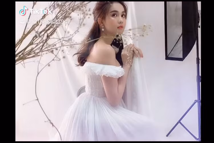 Đăng tải các video hậu trường, Ngọc Trinh ngầm khẳng định vóc dáng nuột nà không cần photoshop.