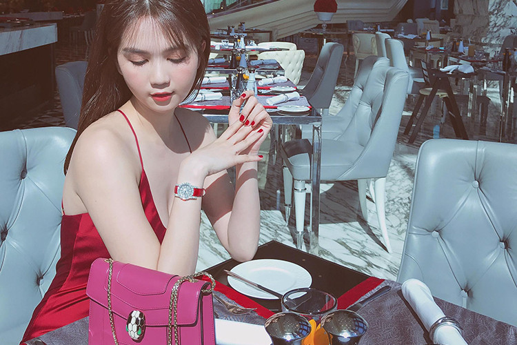 Sau khi phủ nhận nghi vấn chuẩn bị sinh con, Ngọc Trinh liên tục đăng tải hình ảnh thon gọn, gợi cảm.