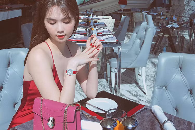 Sau khi phủ nhận nghi vấn chuẩn bị sinh con, Ngọc Trinh liên tục đăng tải hình ảnh thon gọn, gợi cảm.