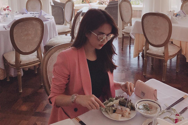 Ở tuổi 30, Ngọc Trinh đang hẹn hò một doanh nhân lớn tuổi. Trước đó, cô từng yêu một đại gia đến từ Singapore và tỷ phú Hoàng Kiều. Cả hai tình cũ của Ngọc Trinh cũng hơn cô nhiều tuổi.