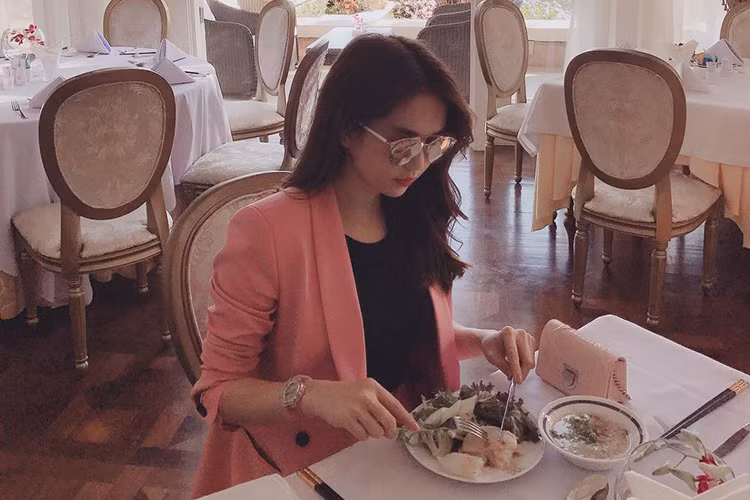 Ở tuổi 30, Ngọc Trinh đang hẹn hò một doanh nhân lớn tuổi. Trước đó, cô từng yêu một đại gia đến từ Singapore và tỷ phú Hoàng Kiều. Cả hai tình cũ của Ngọc Trinh cũng hơn cô nhiều tuổi.