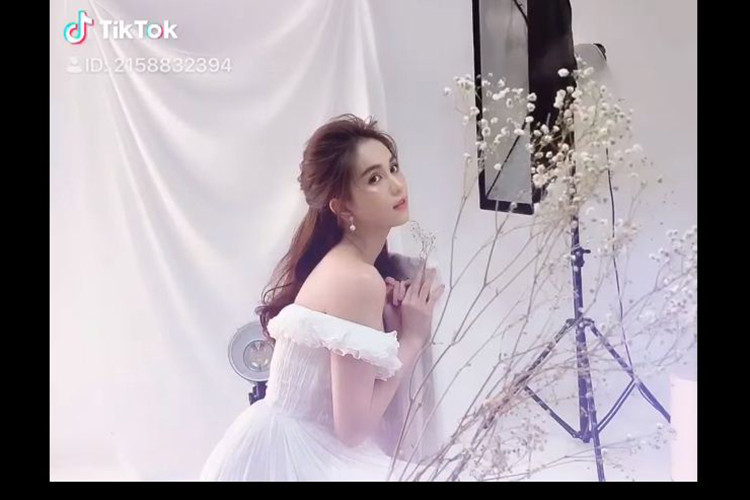 Cách đây không lâu, Ngọc Trinh bị Khắc Tiệp tiết lộ chuyện sinh con trong năm 2019. Về phía Ngọc Trinh, cô phủ nhận thông tin từ ông bầu.