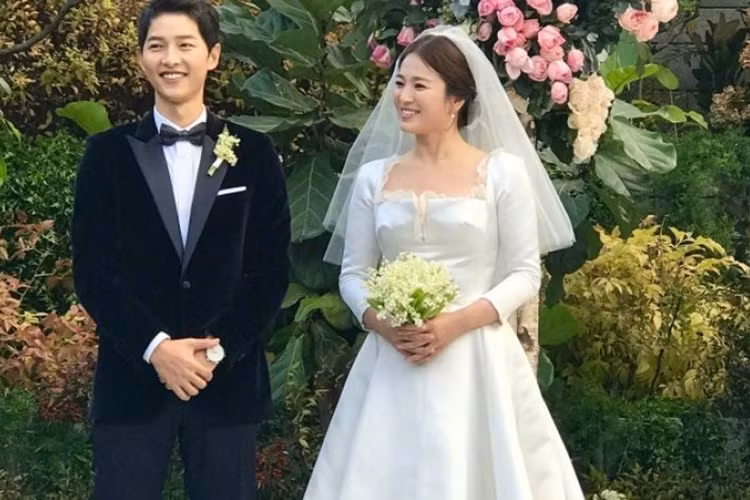 Thời gian qua, báo xứ Trung là nơi đầu tiên và liên tục đăng tải những tin đồn về hôn nhân của Song Hye Kyo. Ảnh: Ifeng