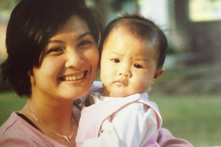 Cô con gái của Công Lý sinh năm 2001, tên thân mật là Kiến bởi trong suốt 3 đêm nằm viện cô nhóc từng khóc như bị kiến đốt. Ảnh: Khám phá