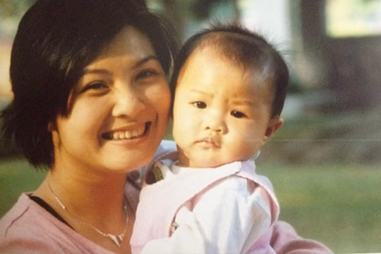 Cô con gái của Công Lý sinh năm 2001, tên thân mật là Kiến bởi trong suốt 3 đêm nằm viện cô nhóc từng khóc như bị kiến đốt. Ảnh: Khám phá