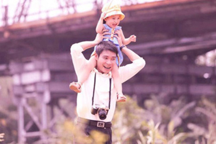 Hình ảnh hiếm hoi hồi nhỏ của Thục Anh bên người bố nổi tiếng. Ảnh: Khám phá