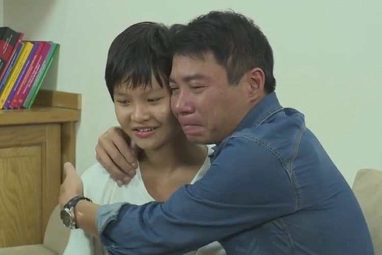 Cô nhóc không quên nhắn nhủ bố uống ít rượu, giữ sức khỏe và dành nhiều thời gian cho các con. Ảnh: Thế giới điện ảnh