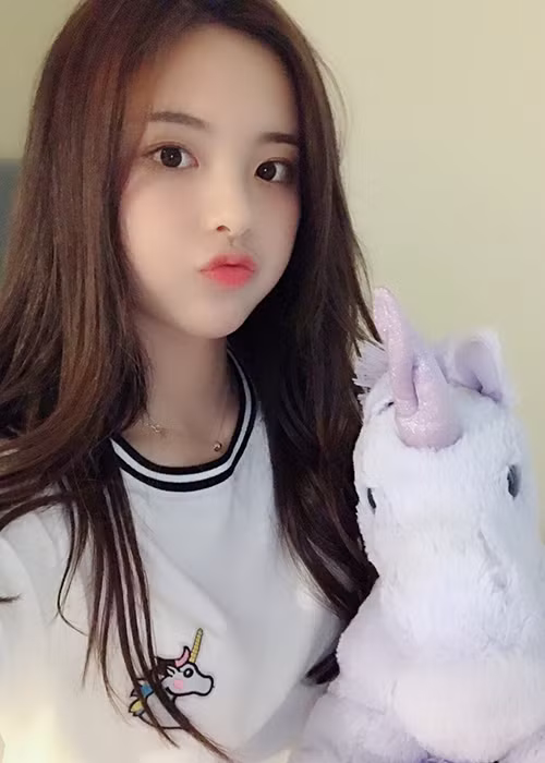 Không thể phủ nhận nhan sắc của Dương Siêu Việt "ăn đứt" các đàn chị như Địch Lệ Nhiệt Ba, Cổ Lực Na Trát, Triệu Lệ Dĩnh.