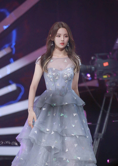 Dương Siêu Việt cố gắng cải thiện giọng hát, vũ đạo lẫn kỹ năng diễn xuất nhưng vẫn chưa thoát mác thảm họa.