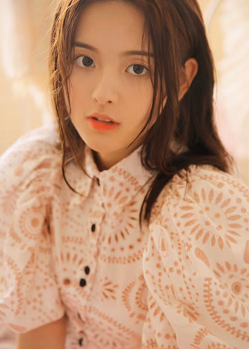 Với lợi thế ngoại hình, cô trở thành thực tập sinh sau khi tham gia một cuộc thi tuyển chọn nhóm nhạc nữ do Văn Lan Văn Hóa tổ chức.