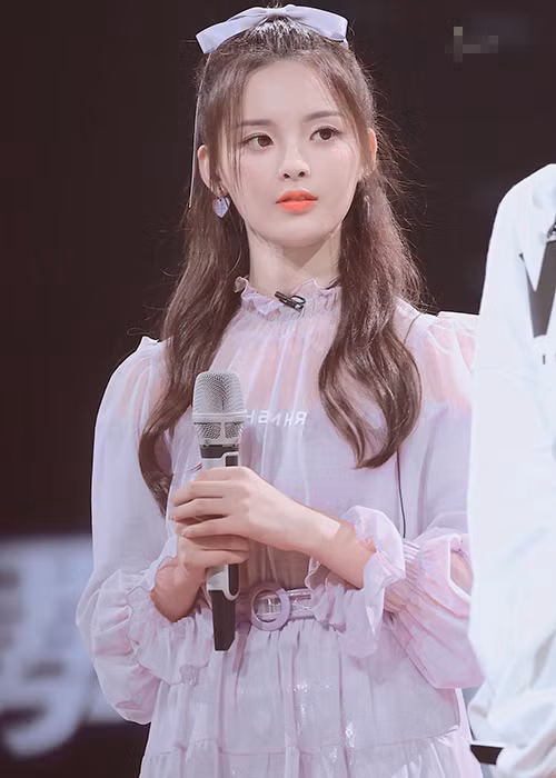 Tuy nhiên, nhờ nhan sắc như tiên nữ, Dương Siêu Việt được ưu ái lên hình và được đông đảo fan bình chọn.