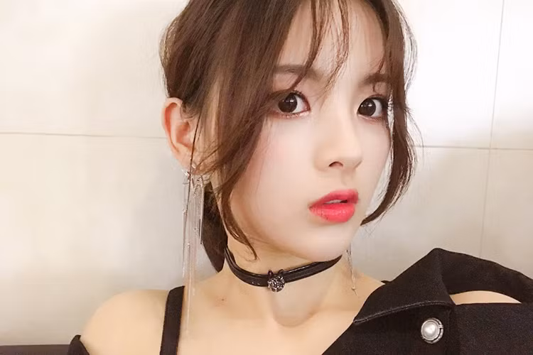 Nữ ca sĩ 9x gần đây được tạp chí của Mỹ TC Candler bình chọn là gương mặt đẹp nhất Trung Quốc 2018.