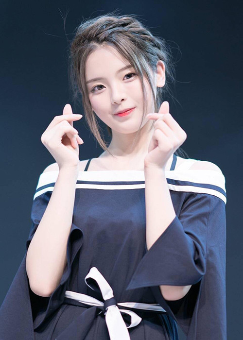 Kết thúc chương trình "Sáng tạo 101", cô trở thành thành viên nhóm Hỏa Tiễn Thiếu Nữ.