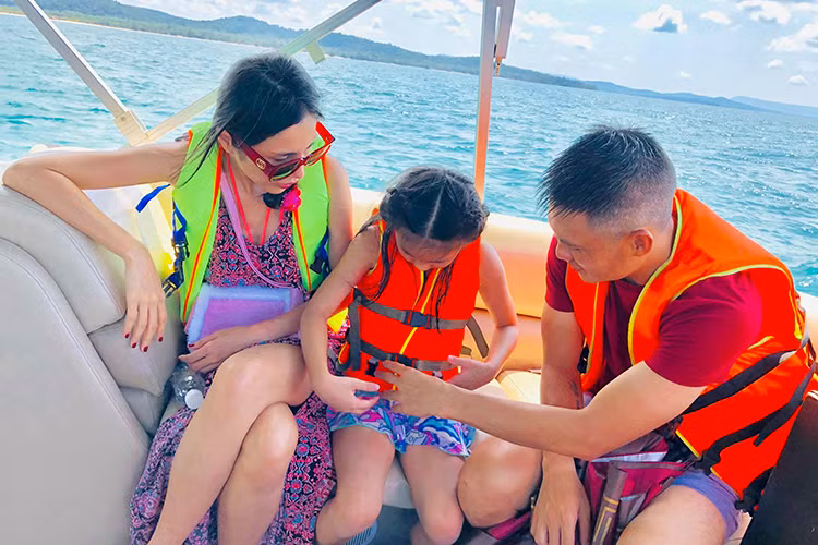 Thuy Tien - Cong Vinh hanh phuc ben con gai trong chuyen du lich