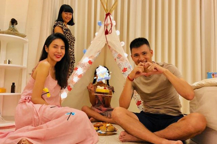 Công Vinh lại chiều chuộng con gái hơn Thủy Tiên.