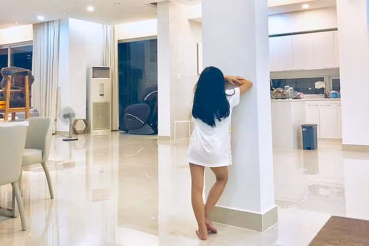 Trong việc dạy con, Thủy Tiên không nuông chiều bé Bánh Gạo mà khá nghiêm khắc. Trong ảnh, bé Bánh Gạo bị Thủy Tiên phạt vì cả gan chê mẹ dữ dằn.