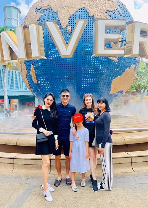 Bé Bánh Gạo tên thật là Lê Trần Diễm Quỳnh, sinh năm 2013, được bố mẹ giấu mặt từ khi mới chào đời.