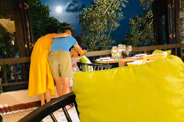 Trong chuyến du lịch, gia đình của nữ ca sĩ đã tận hưởng bữa tối lãng mạn bên nhau.