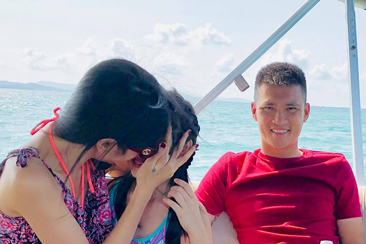 Vợ chồng Thủy Tiên vẫn khéo léo giấu mặt cô công chúa nhỏ của mình với công chúng.