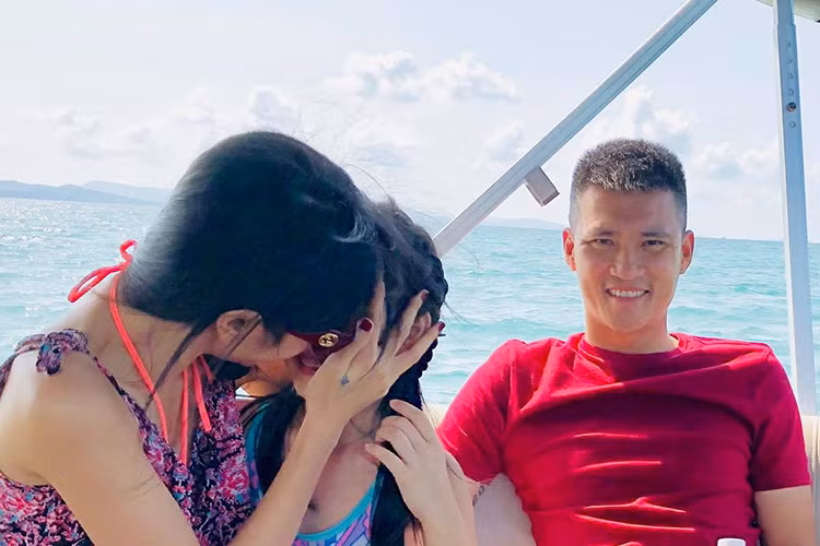 Vợ chồng Thủy Tiên vẫn khéo léo giấu mặt cô công chúa nhỏ của mình với công chúng.