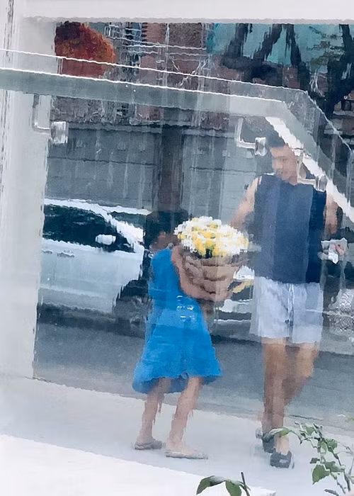 Mỗi khi chia sẻ hình ảnh về gia đình, Thủy Tiên dường như bị lu mờ bởi sự chú ý của cư dân mạng luôn đổ dồn về cô con gái của Thủy Tiên.