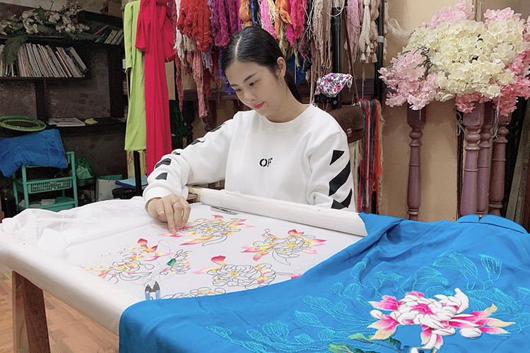 Ngọc Hân hiện mở công ty kinh doanh, trở thành nhà thiết kế thời trang.