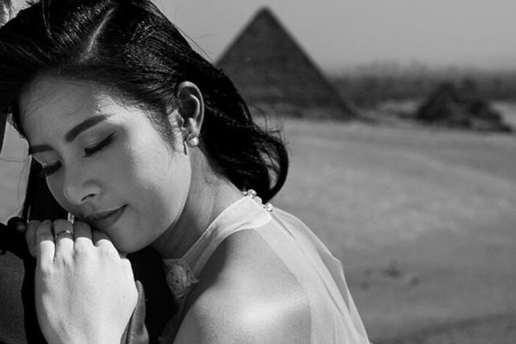 Ngoc Han khoe anh deo nhan ngon ap ut ben chang trai giau mat