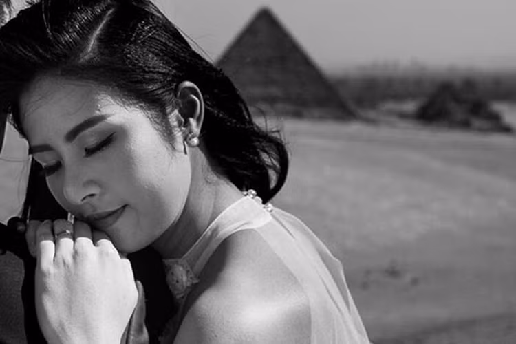 Ngoc Han khoe anh deo nhan ngon ap ut ben chang trai giau mat