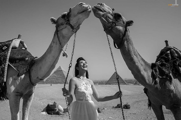 Trước tin đồn sắp lên xe hoa, Ngọc Hân phủ nhận. Trên 2sao, người đẹp nói: "Thật tình tôi không có gì đâu.Tôi đăng ảnh vui thôi chứ không có tín hiệu lấp lửng gì. Bức ảnh đeo nhẫn đó tôi chụp từ lâu lắm rồi, vào khoảng tháng 10/2017. Còn hiện giờ, tay tôi không đeo gì cả". Ảnh: Vietnamnet