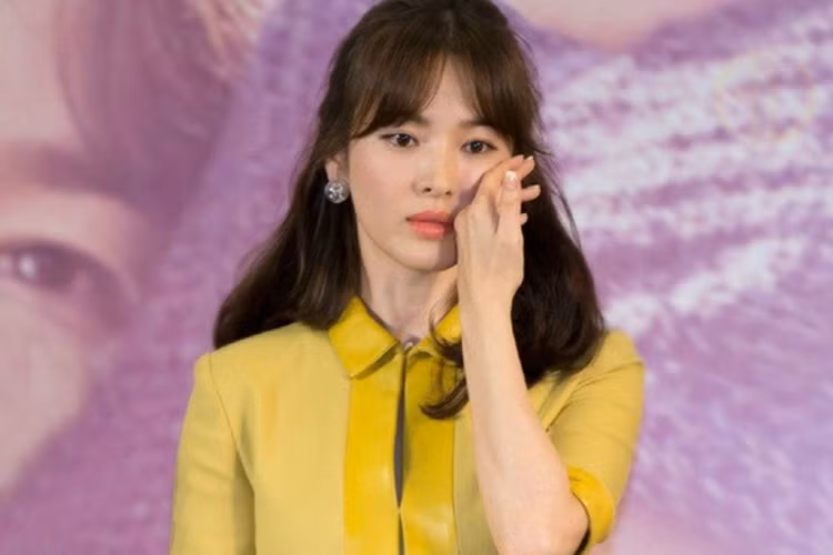 Năm 2012, khi tin đồn được đại gia bao nuôi ảnh hưởng đến danh tiếng và sự nghiệp, Song Hye Kyo mới nhờ đến pháp luật. Ảnh: Weibo