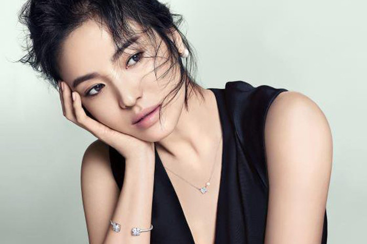 Năm 2009-2011, dân mạng lan truyền tin đồn Song Hye Kyo làm gái bao cao cấp. Về phía người đẹp, cô giữ im lặng. Ảnh: Đời sống pháp luật