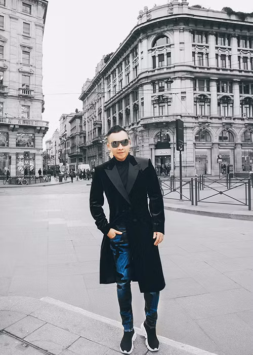 Mát tay đào tạo chân dài, ông bầu Khắc Tiệp có cuộc sống sang chảnh. Tuy nhiên, tên tuổi anh luôn gắn liền với nhiều thị phi, chiêu trò. Ảnh: FBNV