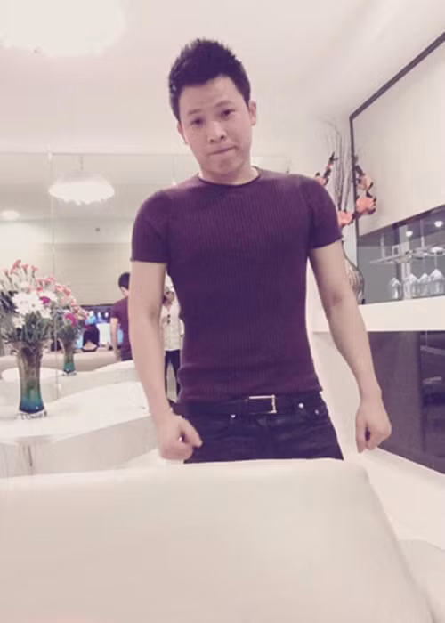 Năm 2004, từ Nam Định, Khắc Tiệp vào Sài Gòn tự bươn chải kiếm sống sau biến cố gia đình. Anh từng làm nhiều công việc khác nhau trong đó có bồi bàn quán bar. Ảnh: Khám phá