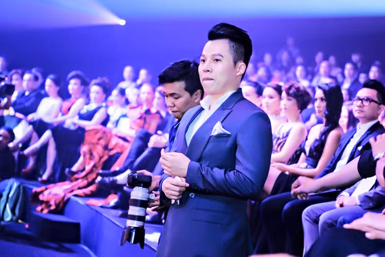 Chương trình “Đêm hội chân dài” của Khắc Tiệp thường vấp phải nhiều chỉ trích, điều tiếng thậm chí bị coi là “chợ tình”. Tuy vậy, Khắc Tiệp vẫn đầu tư chương trình này. Ảnh: Đời sống pháp luật