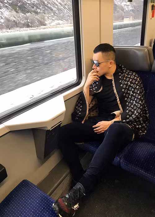 Khắc Tiệp từng có nhiều phát ngôn sặc mùi vật chất như sẵn sàng vứt bỏ đồ hiệu chục nghìn USD dù mới mặc một lần hay sáng nào ngủ dậy cũng cho 2 đứa cháu mỗi đứa 2 triệu đồng. Ảnh: FBNV