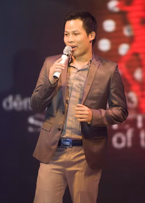 Năm 2007, ông bầu gốc Nam Định mở công ty người mẫu. Ảnh: Đang yêu