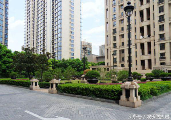 Căn nhà này nằm trong khu chung cư cao cấp chuyên giành cho những người giàu. Nó là lựa chọn số 1 của những người có tiền khi mua nhà bởi bất kì căn hộ nào cũng cực kì đầy đủ tiện nghi và hiện đại. Hơn nữa, nó còn có sân chơi và vườn hoa đáp ứng mọi nhu cầu của người dùng. Được biết, mỗi m2 trong căn hộ này được rao bán với giá 50 – 80.000 tệ (khoảng 170 – 280 triệu đồng).