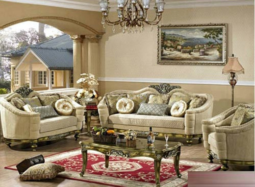 Bước vào bên trong tổ ấm của vợ chồng Lâm – Hoắc, chắc hẳn ai cũng phải trầm trồ vì sự hào nhoáng bên trong. Những món đồ nội thất toàn bộ đều là đồ đắt tiền, có giá trên trời và phải tốn rất nhiều công sức mới có được. Vốn nhìn căn phòng khách này có chút tăm tối nhưng nhờ ánh sáng của đèn chùm nên nó trở nên sáng sủa hơn nhiều.