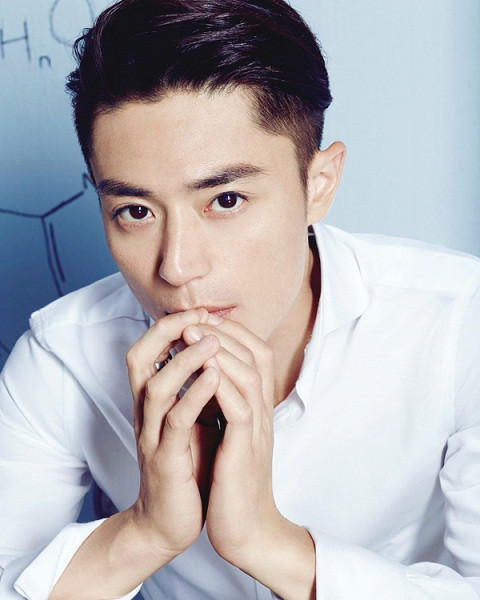 Hoắc Kiến Hoa là ngôi sao Đài Loan thành công nhất tại Trung Quốc Đại Lục hiện nay. Không chỉ là một diễn viên tài năng, Hoắc Kiến Hoa còn được nhớ đến với vẻ điển trai, lịch lãm không khác gì một nam thần trong truyện ngôn tình. Hoắc Kiến Hoa khởi nghiệp từ khá lâu, nhưng bước ngoặt lớn nhất trong sự nghiệp của anh chính là thành công của phim Hoa Thiên Cốt năm ngoái. Nhờ thành công vang dội ấy, tên tuổi của Hoắc Kiến Hoa phủ sóng rất rộng rãi, mọi điều liên quan đến anh cũng được chú ý. Mặc dù khá kín tiếng, nhưng mọi người vẫn “truy tìm” ra được khối tài sản mà nam tài tử đang nắm giữ.