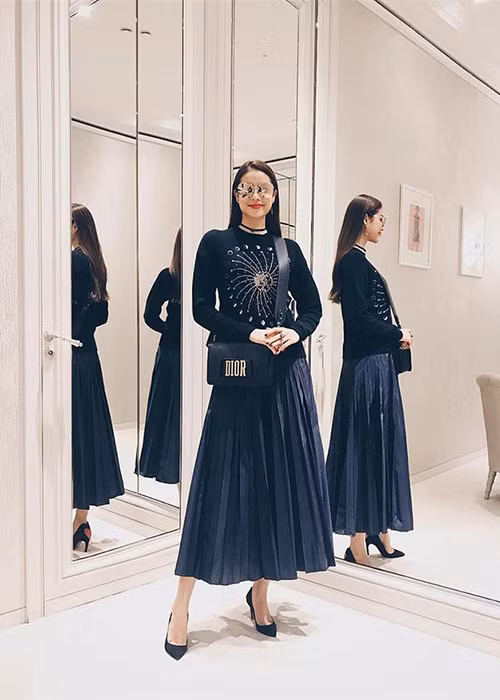 Phía Phạm Hương một mực phủ nhận nghi vấn bầu bí, cho biết Phạm Hương sang Mỹ chữa bệnh, nghỉ ngơi.