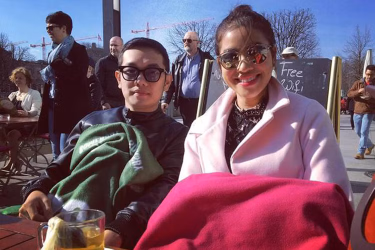 Hình ảnh Phạm Hương tại Mỹ với gương mặt tròn xoe, giấu đi vòng 2 trước ống kính máy ảnh cũng gây xôn xao dư luận. Ảnh: FBNV