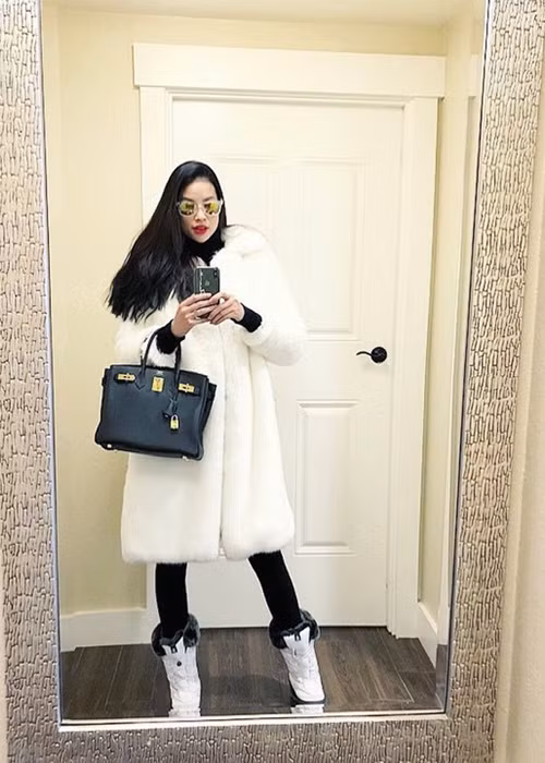 Trước tin đồn sinh con, người đẹp gốc Hải Phòng vẫn chọn cách giữ im lặng. Ảnh: FBNV