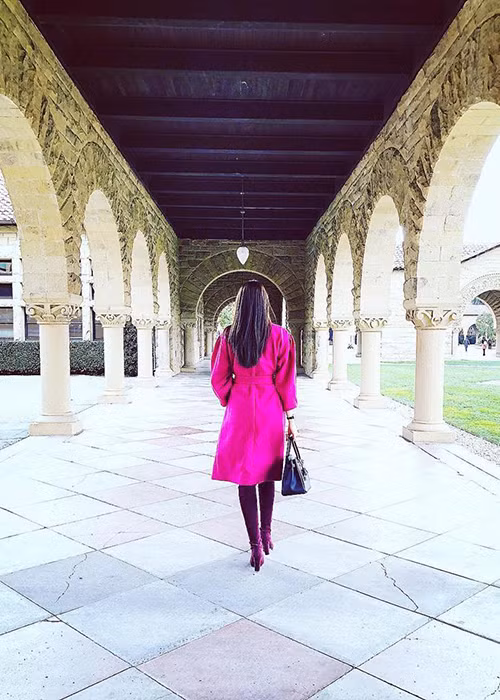 Khi đăng tải hình ảnh vóc dáng thon gọn, Phạm Hương bị đồn đã sinh con ở Mỹ. Ảnh: FBNV