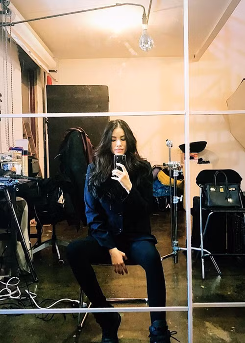 Người đẹp gốc Hải Phòng còn đăng tải ảnh hậu trường chụp ảnh tại một studio ở Mỹ trong vai trò người mẫu. Ảnh: FBNV