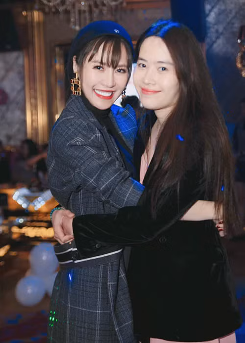 Gần đây, Nam Em xuất hiện trong tiệc sinh nhật của Quế Vân. Được biết, 2 tình cũ tin đồn của Trường Giang rất thân thiết. Ảnh: FBNV